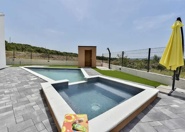 Beautiful Silente With Pool, Whirpool And Sa Sukošan