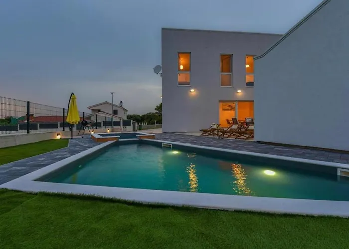 Beautiful Silente With Pool, Whirpool And Sa Sukošan