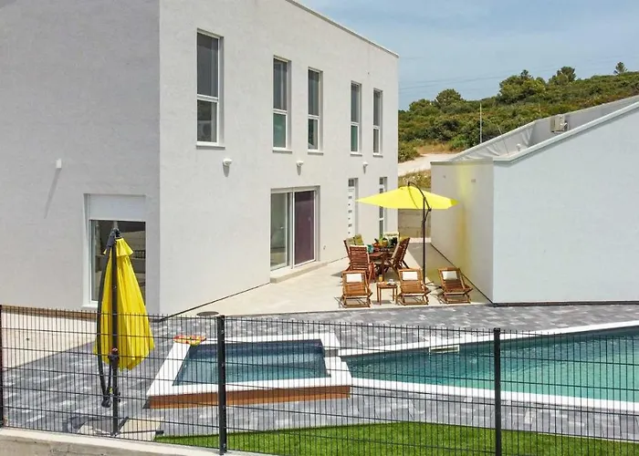 Beautiful Silente With Pool, Whirpool And Sa Sukošan