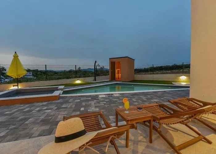 Beautiful Silente With Pool, Whirpool And Sa Villa *