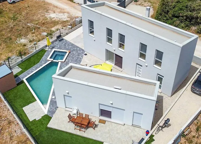 Beautiful Silente With Pool, Whirpool And Sa Sukošan