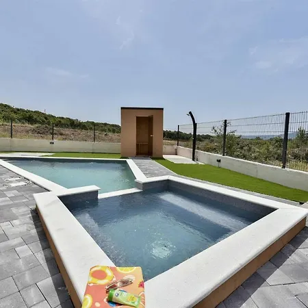 Beautiful Silente With Pool, Whirpool And Sa Sukošan