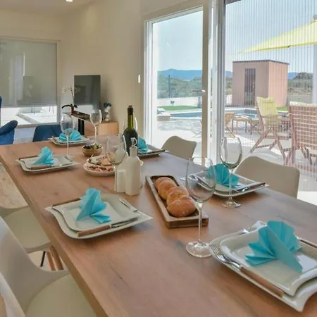Villa Beautiful Silente With Pool, Whirpool And Sa Sukošan