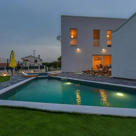 Beautiful Silente With Pool, Whirpool And Sa Sukošan