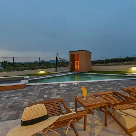Beautiful Silente With Pool, Whirpool And Sa Villa *