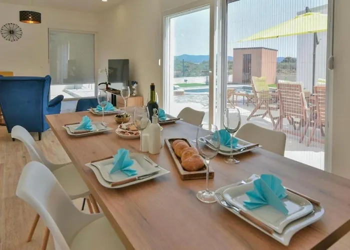 Villa Beautiful Silente With Pool, Whirpool And Sa Sukosan