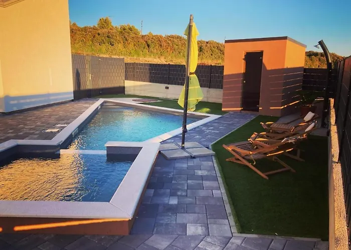 Villa Beautiful Silente With Pool, Whirpool And Sa Sukosan