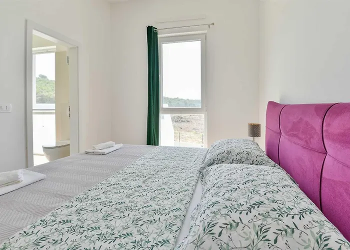 Villa Beautiful Silente With Pool, Whirpool And Sa Sukosan